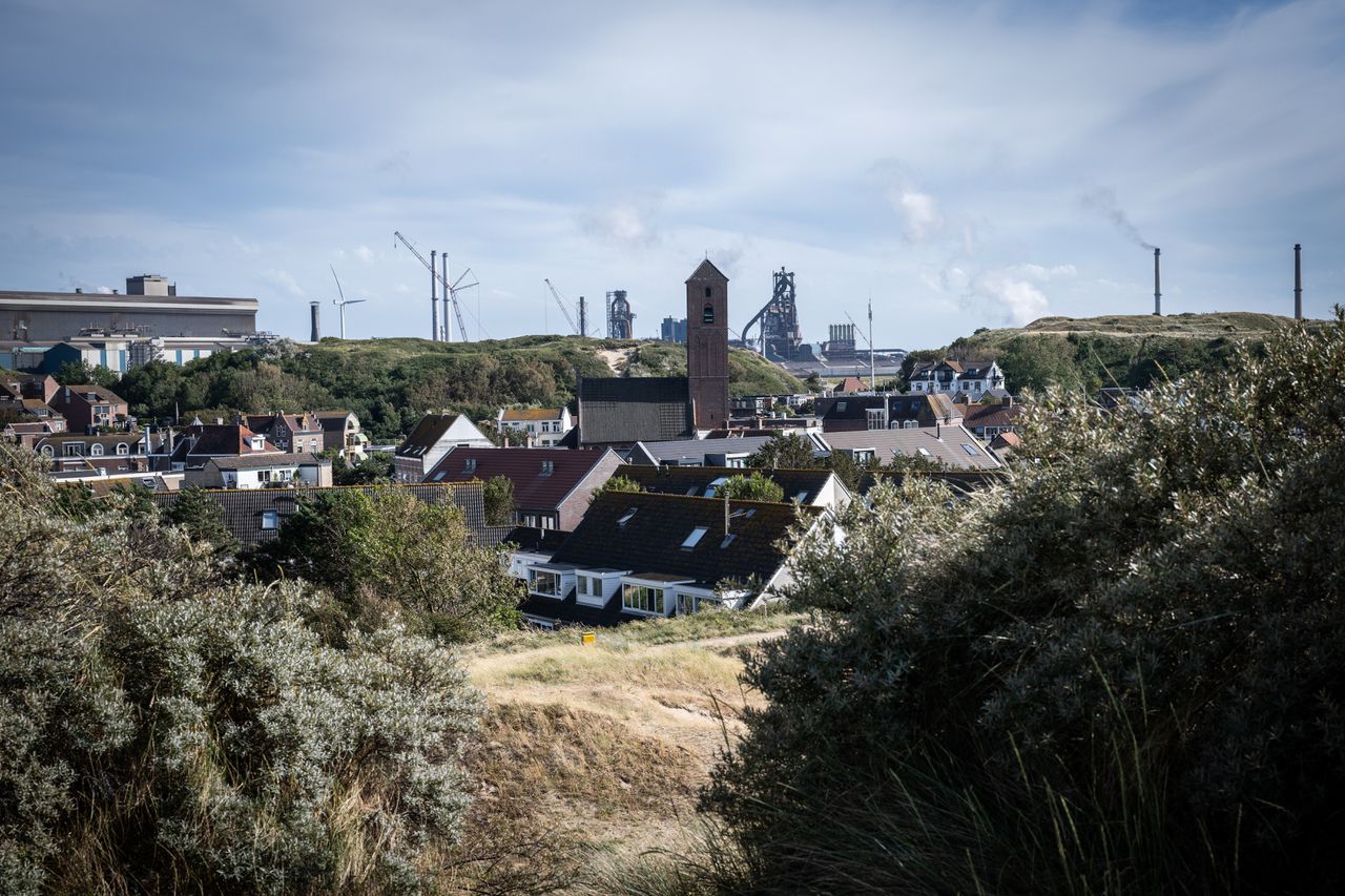 De hoogovens van Tata Steel, gezien vanaf Wijk aan Zee. Omwonenden van de fabriek hebben gemiddeld vaker last van huidklachten en luchtwegproblemen.