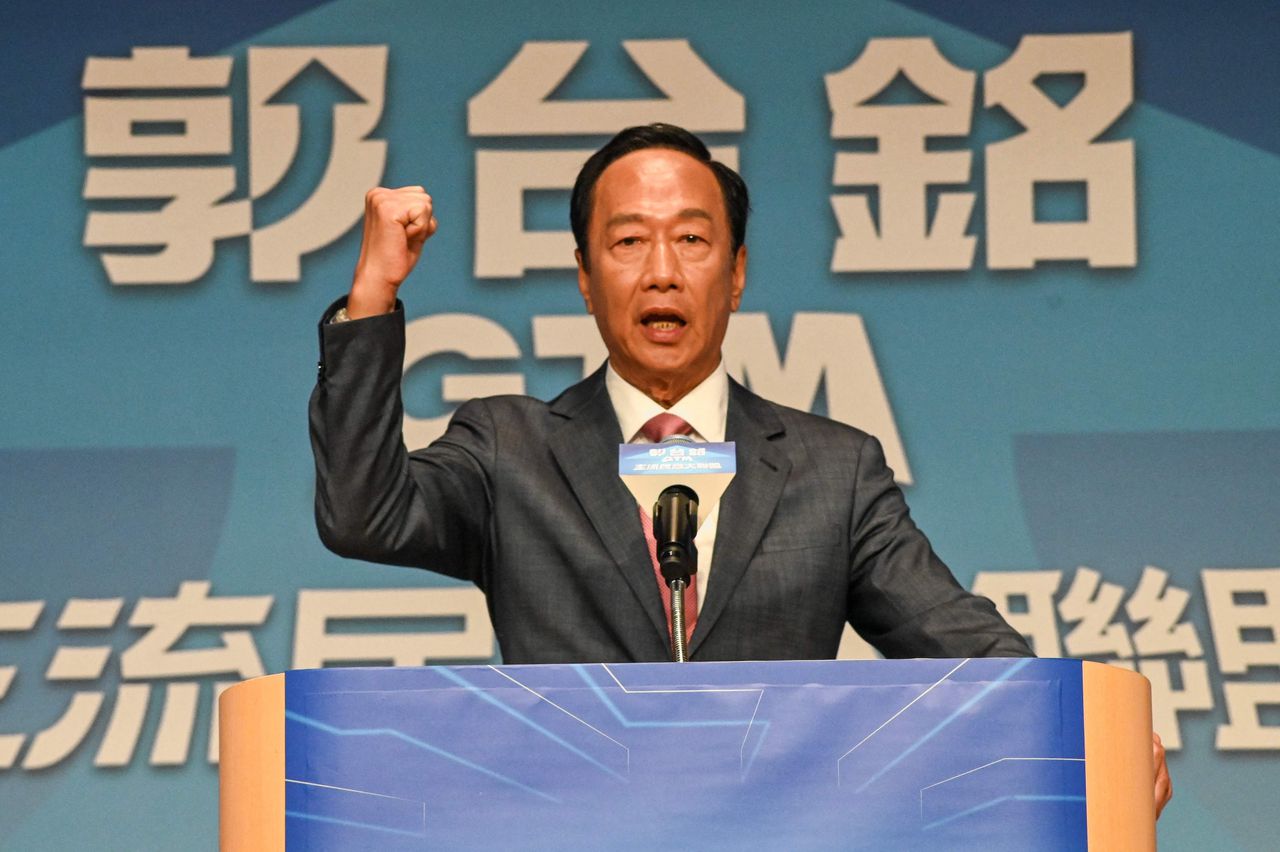 Foxconn-oprichter Terry Gou maandag tijdens een persconferentie in de Taiwanese hoofdstad Taipei, waar hij zijn kandidatuur voor het presidentschap aankondigde.