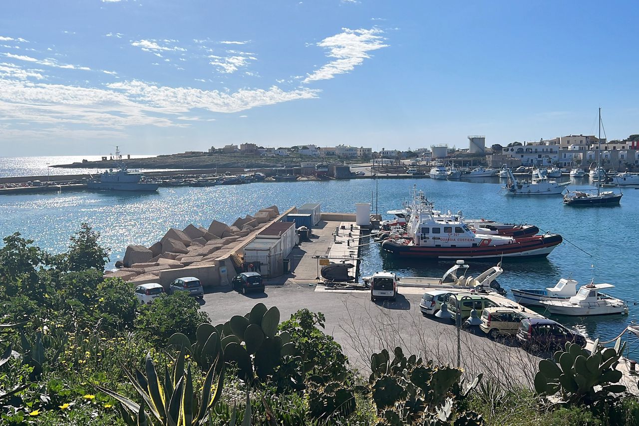 De Aurora meerde aan bij Lampedusa, omdat de door de Italiaanse autoriteiten aangewezen haven op Sicilië te ver weg was.