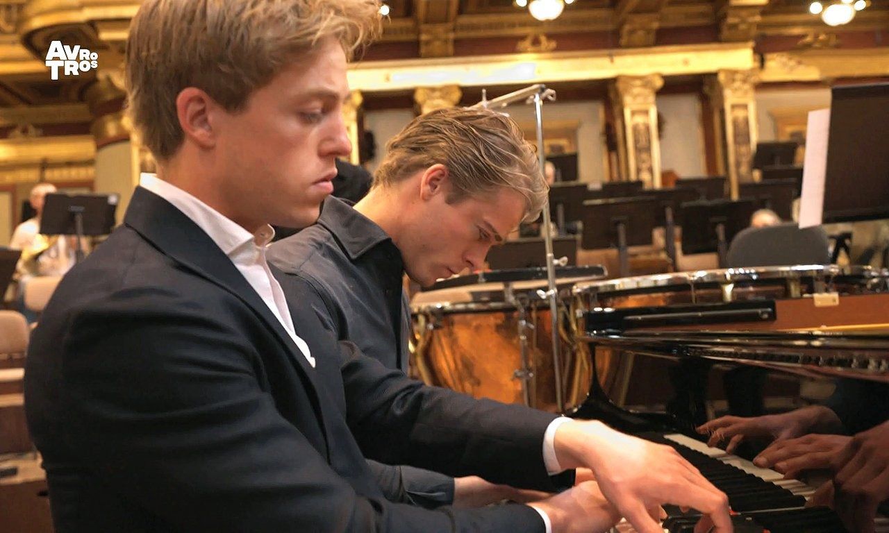 In Lucas en Arthur Jussen op wereldtournee hoor je amper de muziek van het pianoduo, maar vooral het applaus.