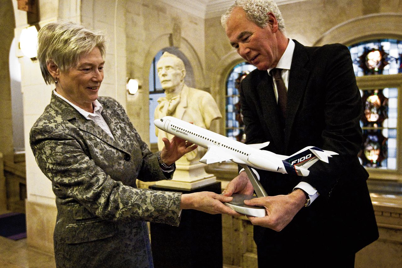 Jaap Rosen Jacobson laat in 2010 toenmalig demissionair minister Maria van der Hoeven (Economische Zaken, CDA) een schaalmodel zien van een Fokker 100 Next Generation in Den Haag.