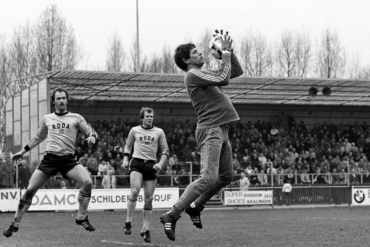 Jan Jongbloed in actie als keeper van Roda JC, waar hij speelde van 1977 tot 1981.