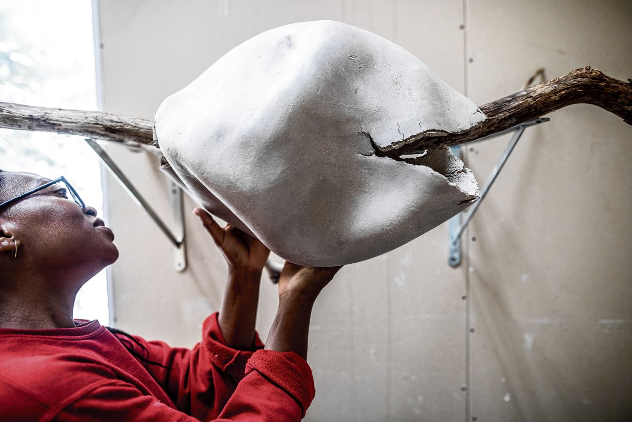 De Britse Ranti Bam werkt in haar studio aan een sculptuur.