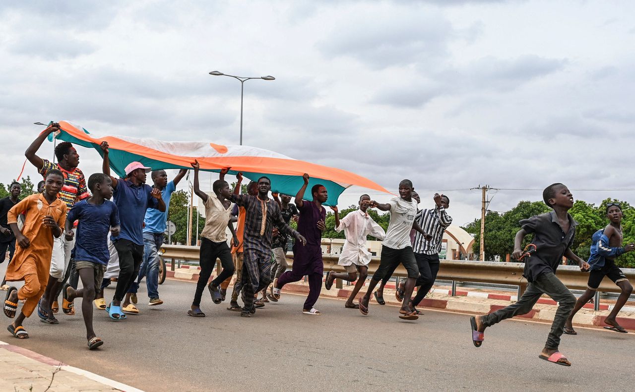 Nigerezen die de coup steunen verzamelen zich bij een luchtmachtbasis van Frankrijk in Niger.