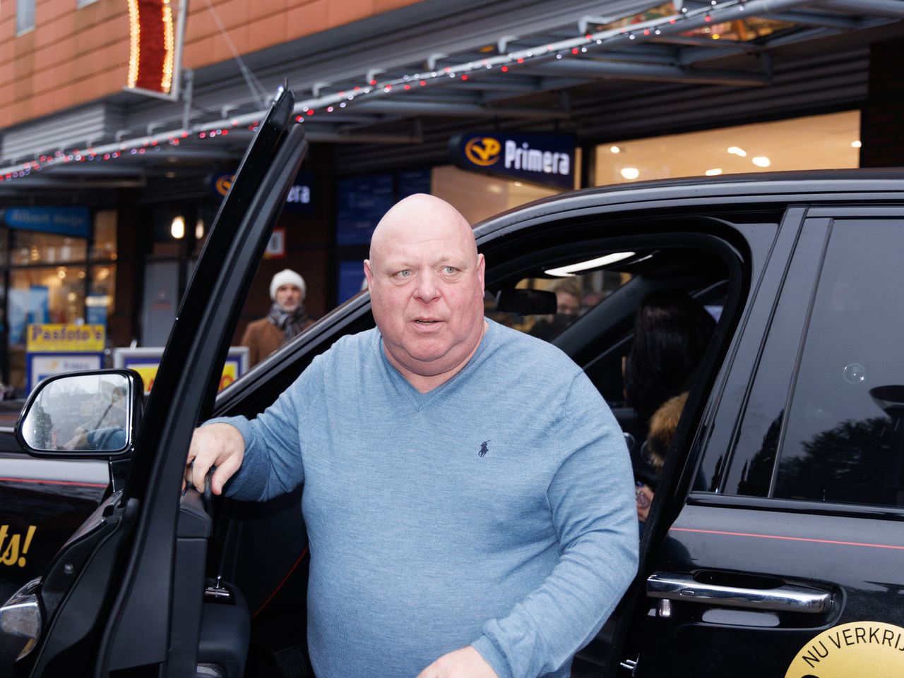 Peter Gillis stapt in Hilversum uit een Rolls-Royce op weg naar een signeersessie.