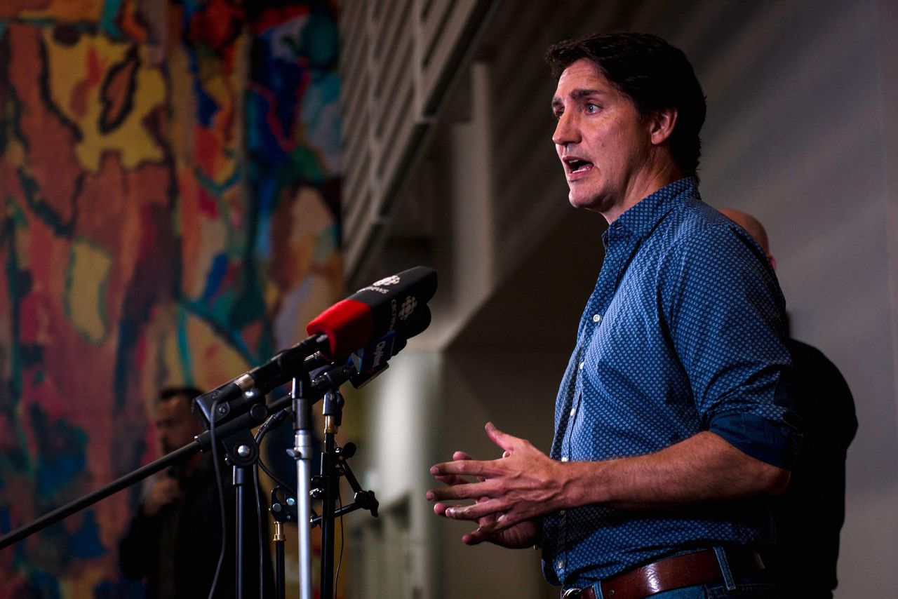 De Canadese president Justin Trudeau tijdens een bijeenkomst in Edmonton naar aanleiding van de bosbranden.