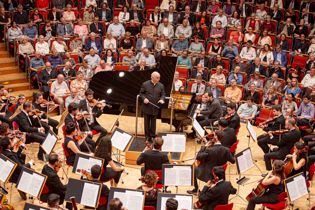 Het West-Eastern Divan Orchestra met pianist Igor Levit o.l.v. Daniel Barenboim in de Keulse Philharmonie.