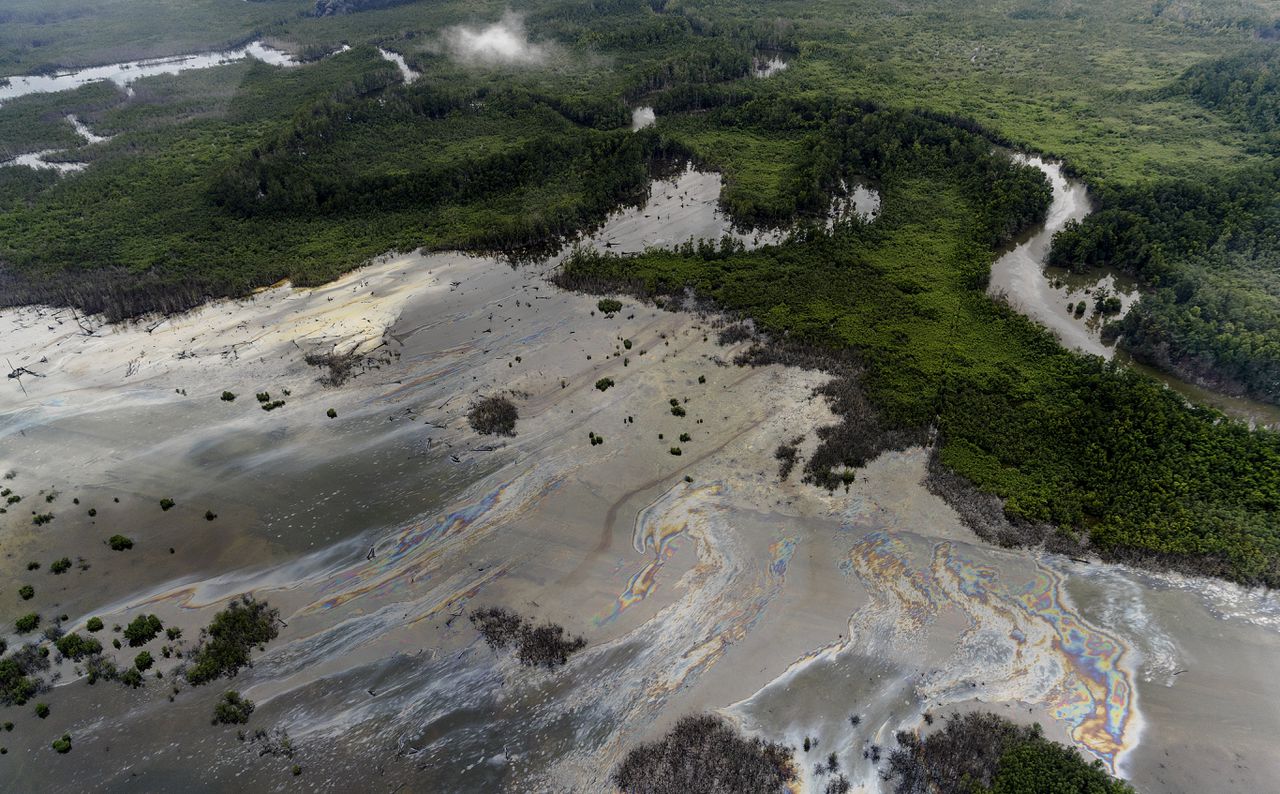 Vervuiling door olielekkage in de Nigerdelta in Nigeria, waar Shell olie wint. De impact van bedrijven op het milieu is onderdeel van de ESG-score.