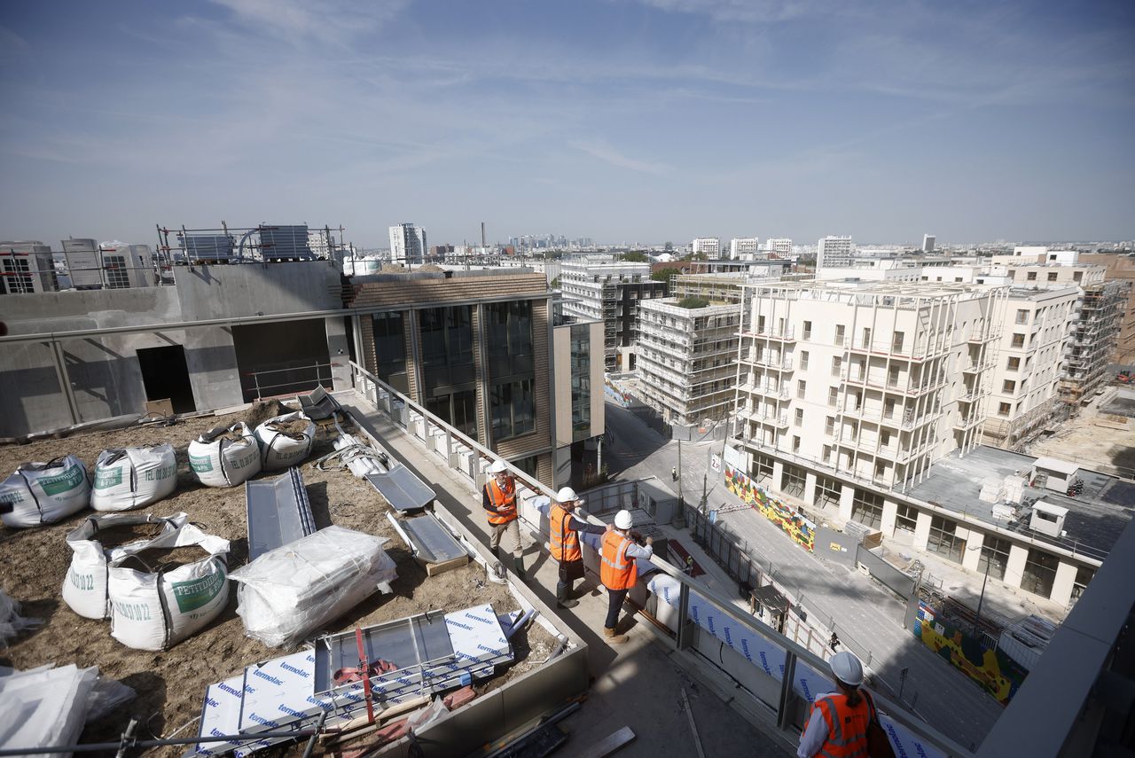 Journalisten kijken tijdens een rondleiding naar de gebouwen van het atletendorp in Saint-Denis, afgelopen juni.