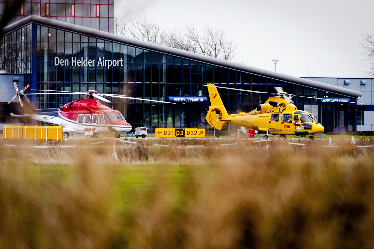 Een Search and Rescue (SAR) helikopter vertrekt vanaf Maritiem Vliegkamp De Kooy.