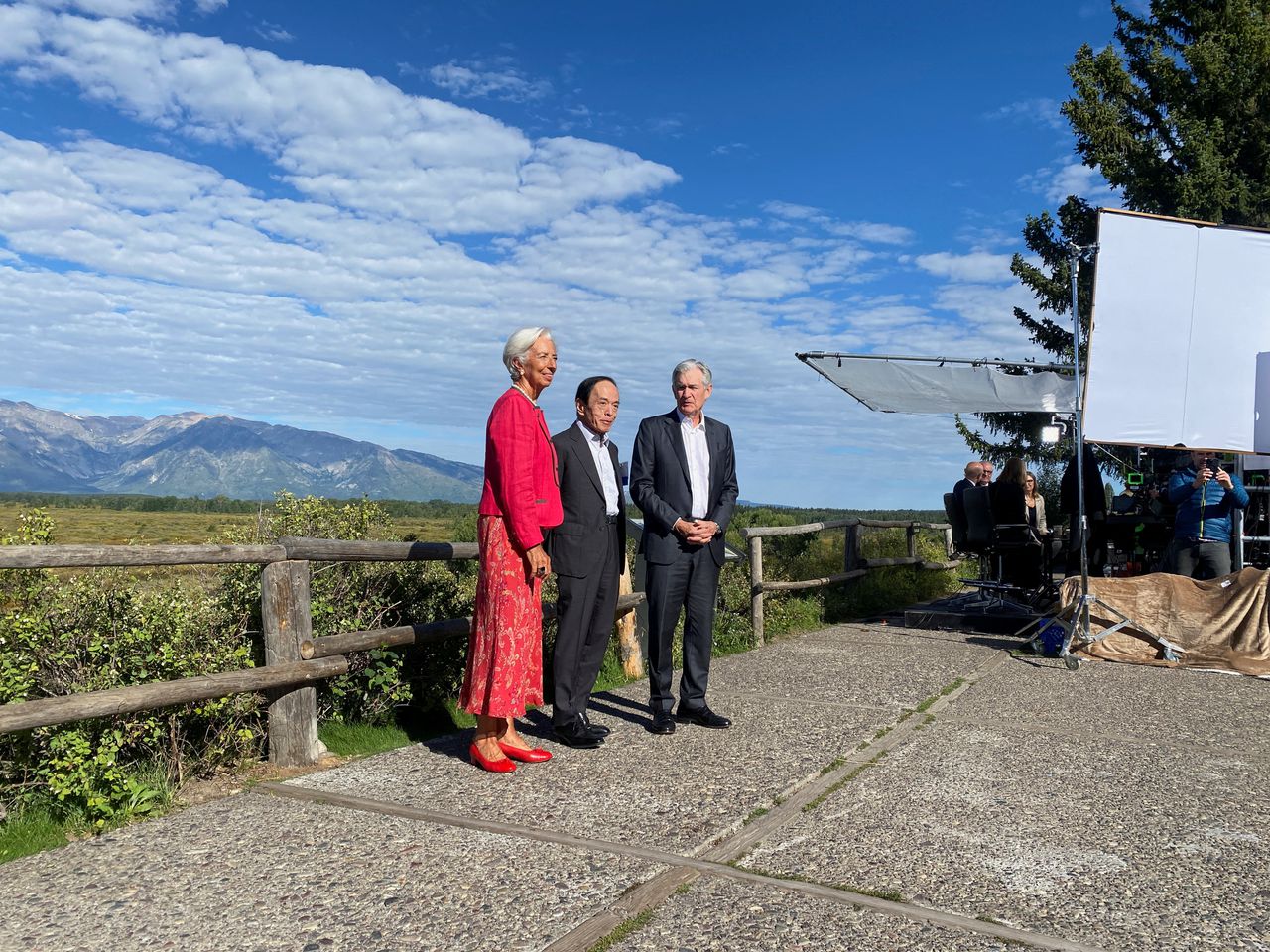 Christine Lagarde, voorzitter van de Europese Centrale Bank (links), vrijdag met de gouverneur van de Japanse centrale bank Kazuo Ueda en Jerome Powell, de voorzitter van de Amerikaanse Federal Reserve tijdens een pauze bij de jaarlijkse centrale bankiersconferentie in Jackson Hole, in de Amerikaanse staat Wyoming.