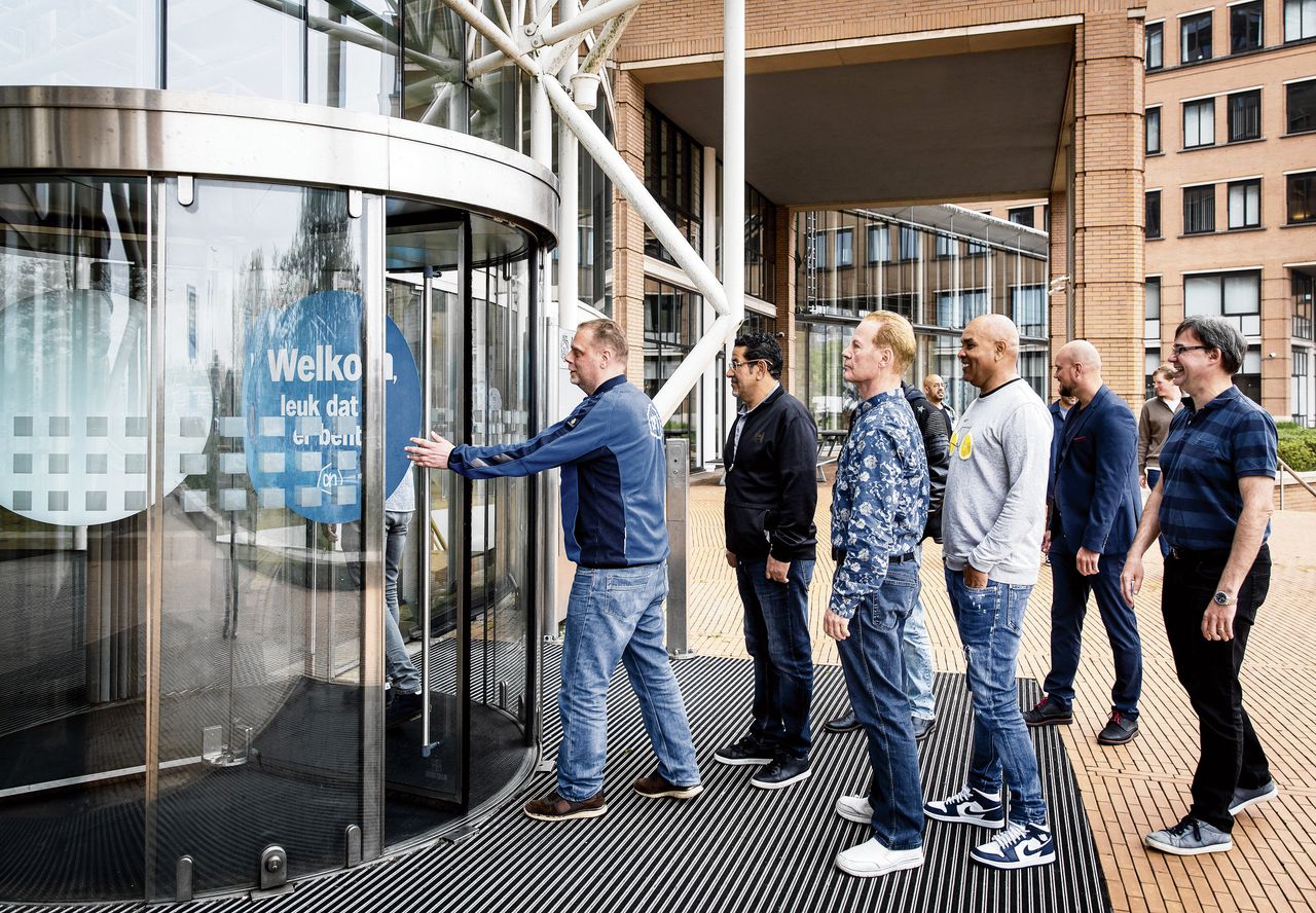 Vakbondsleden van CNV en FNV voor aanvang van een cao-overleg voor de distributiemedewerkers van Albert Heijn.