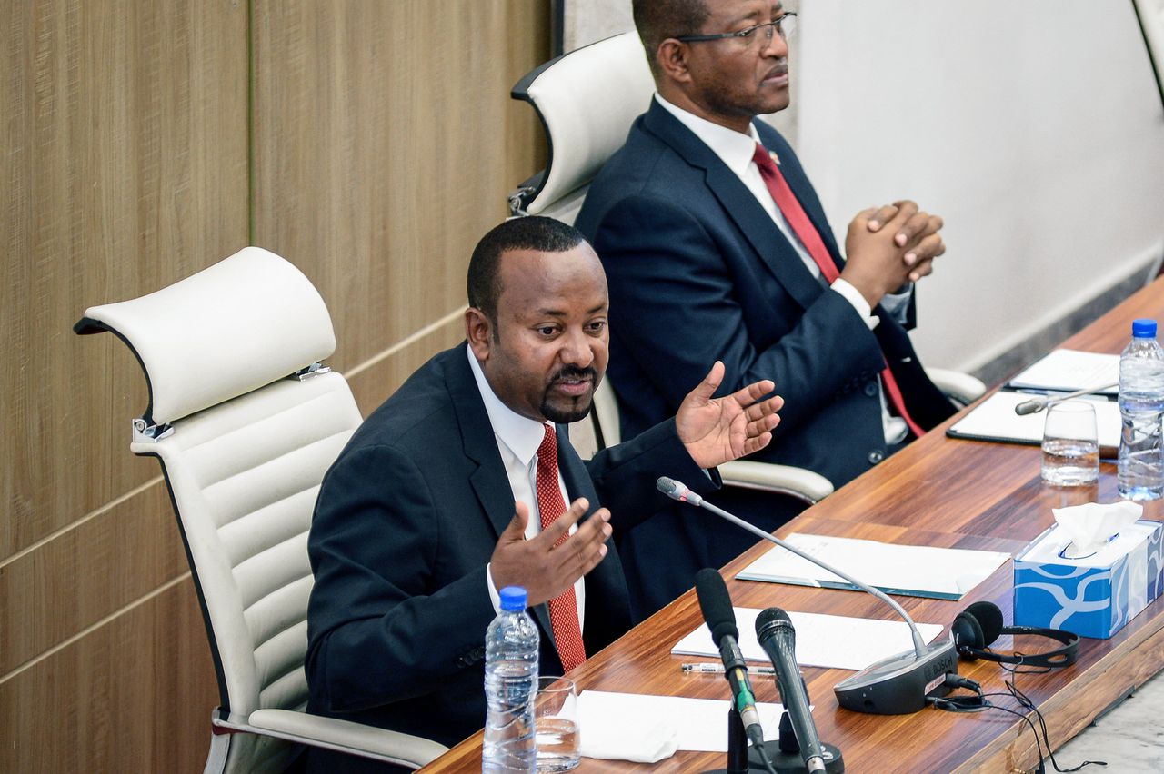 De Ethiopische premier Abiy Ahmed en zijn nationale regering leven al langer op gespannen voet met de deelstaten, waarvan de grenzen op etnische principes zijn getrokken