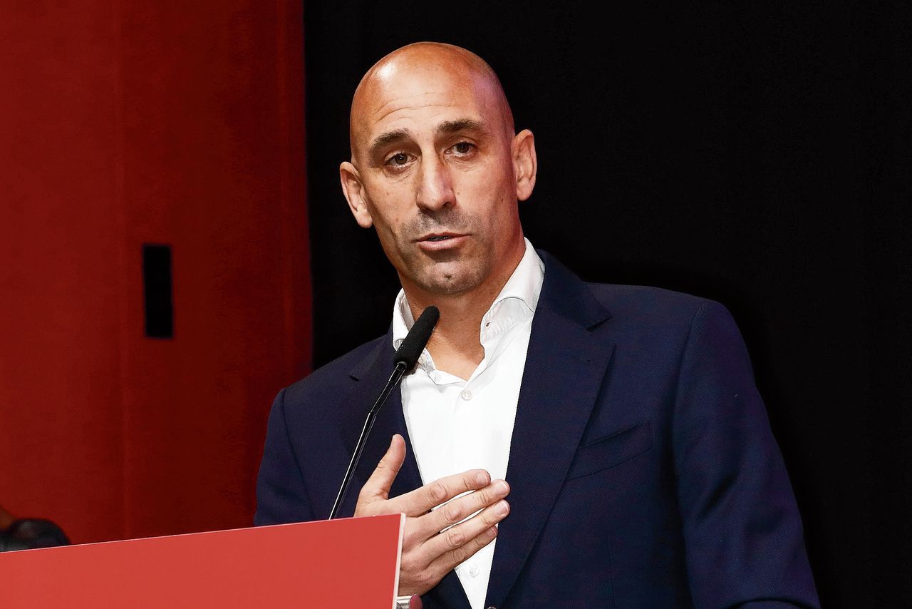 Luis Rubiales afgelopen vrijdag tijdens een spoedvergadering van de Spaanse voetbalbond.