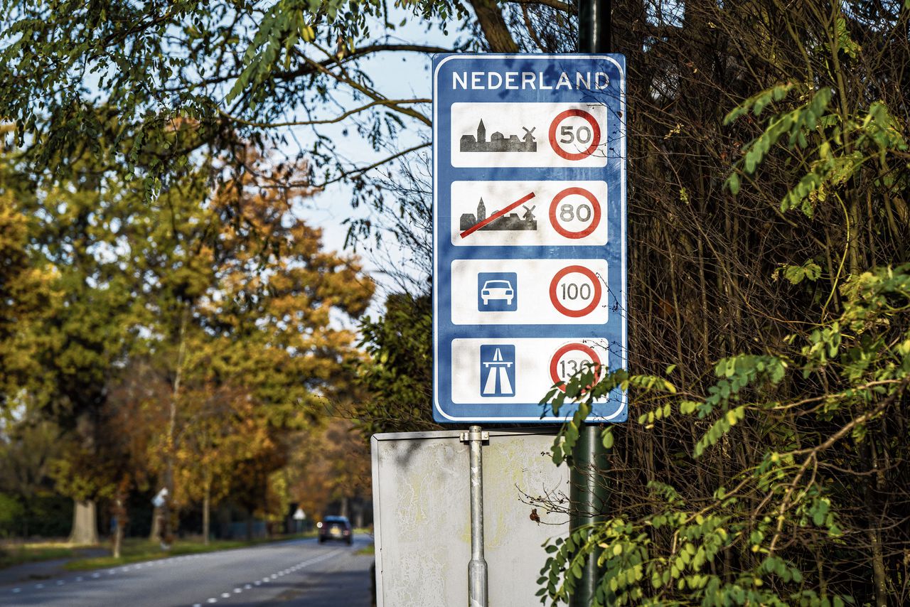 Een bord aan de Nederlands-Belgische grens met daarop de in Nederland gelden maximum snelheden.