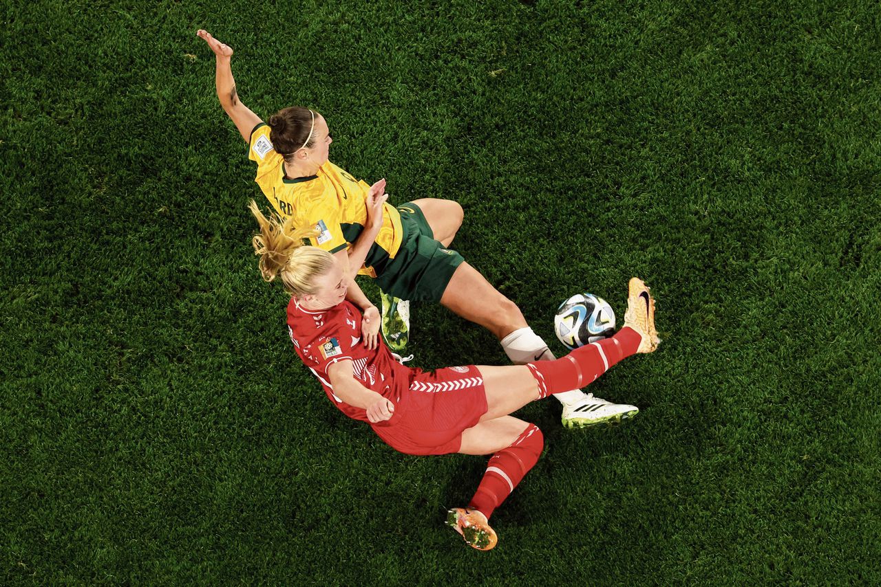 De Australische doelpuntenmaker Caitlin Foord in duel met Amalie Vansgaard van Denemarken. Australië won met 2-0 en staat in de kwartfinales.