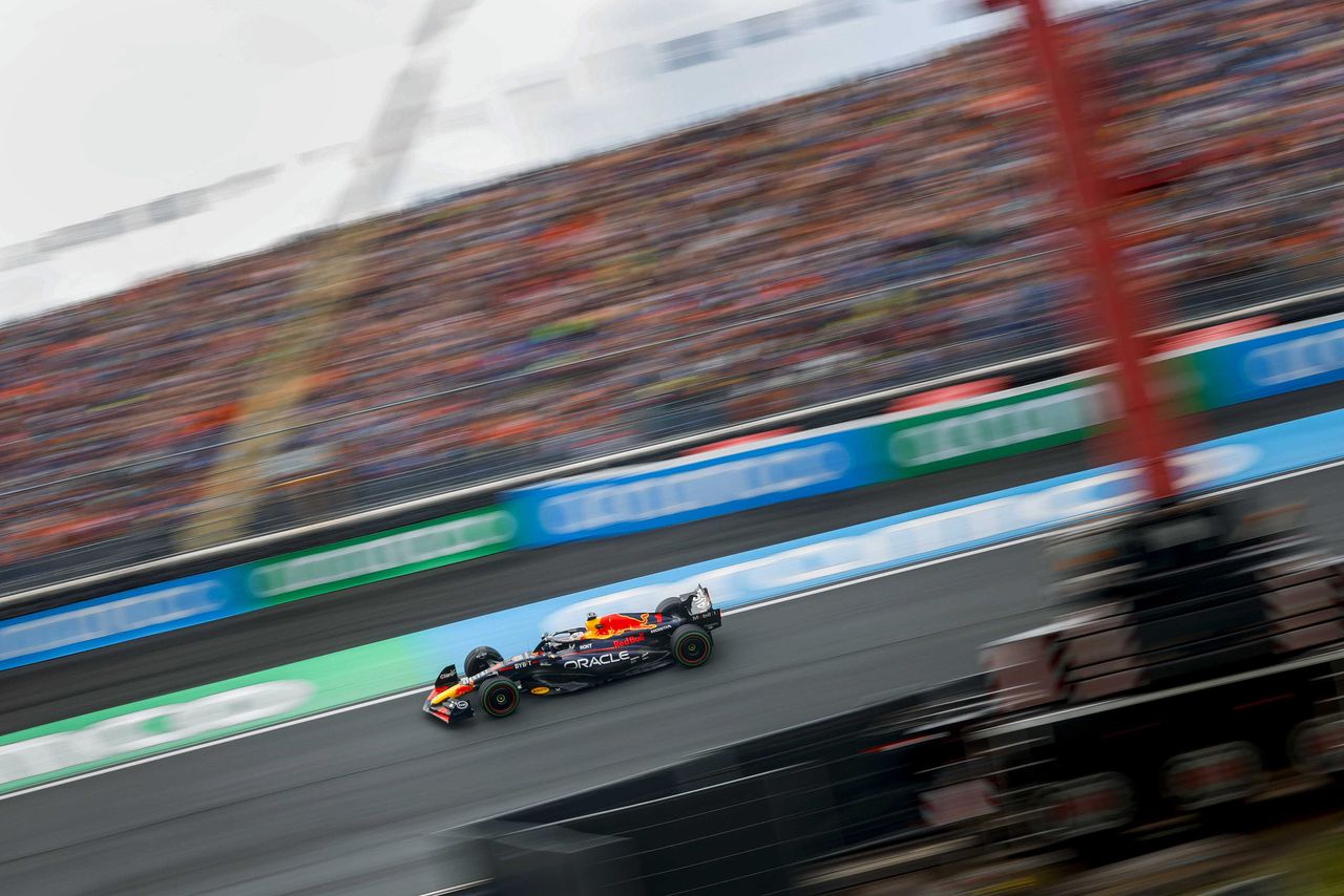 Max Verstappen op het circuit van Zandvoort zondag.