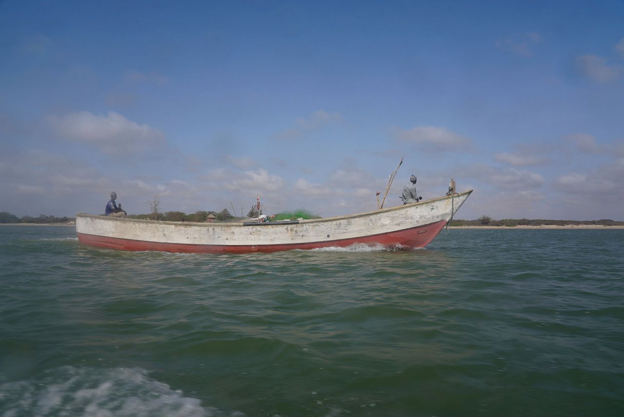 De migranten voeren op een zogenoemde pirogue, een kanovormige boot die in de regel wordt ingezet voor visserij. Voor lange zeetochten zijn ze niet geschikt.