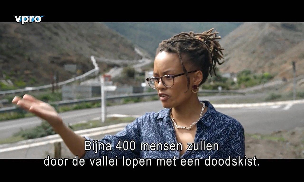 Activiste Annina van Neel op het grafveld in A Story of Bones.