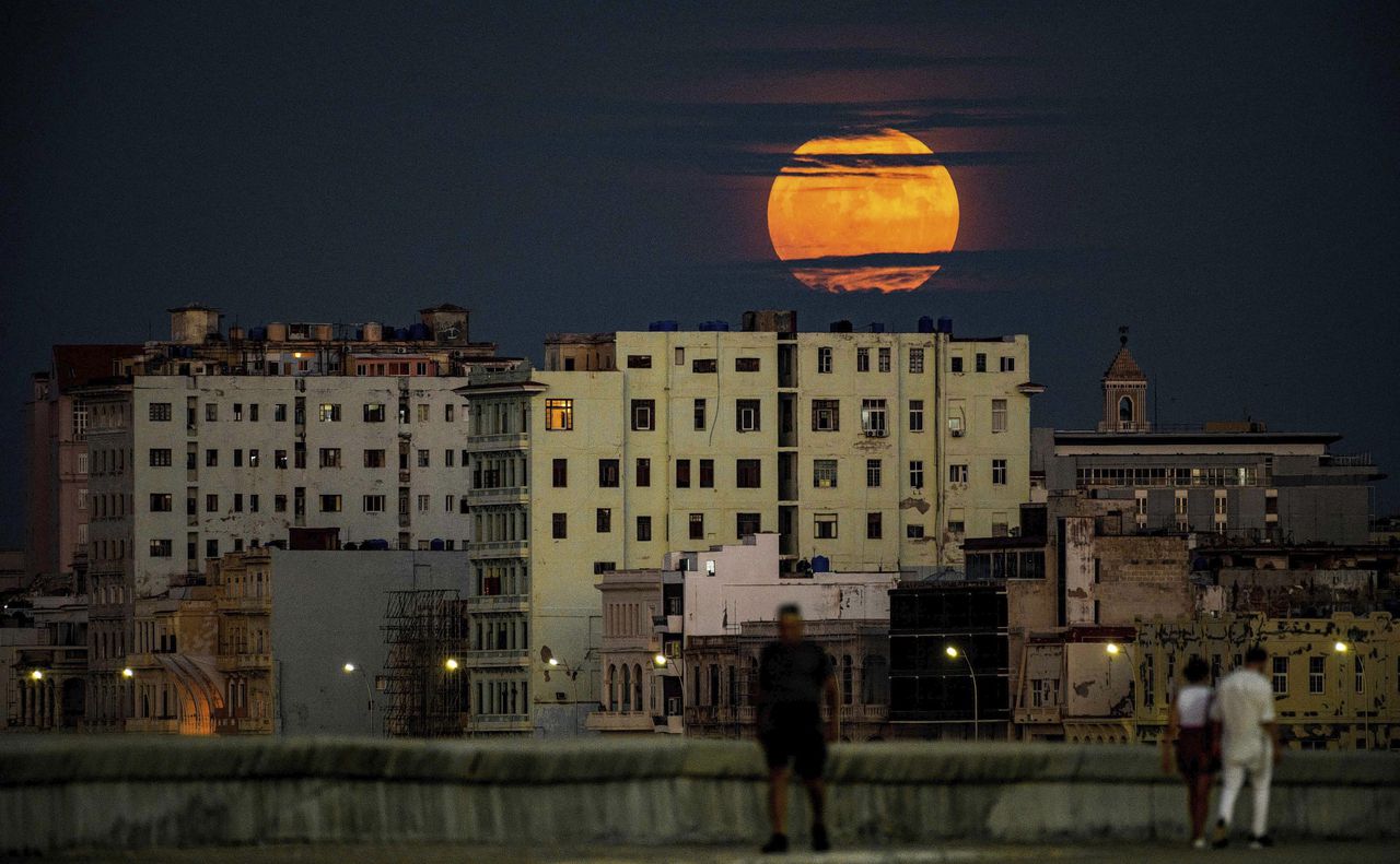 De blauwe supermaan gezien vanuit de Cubaanse stad Havanna.