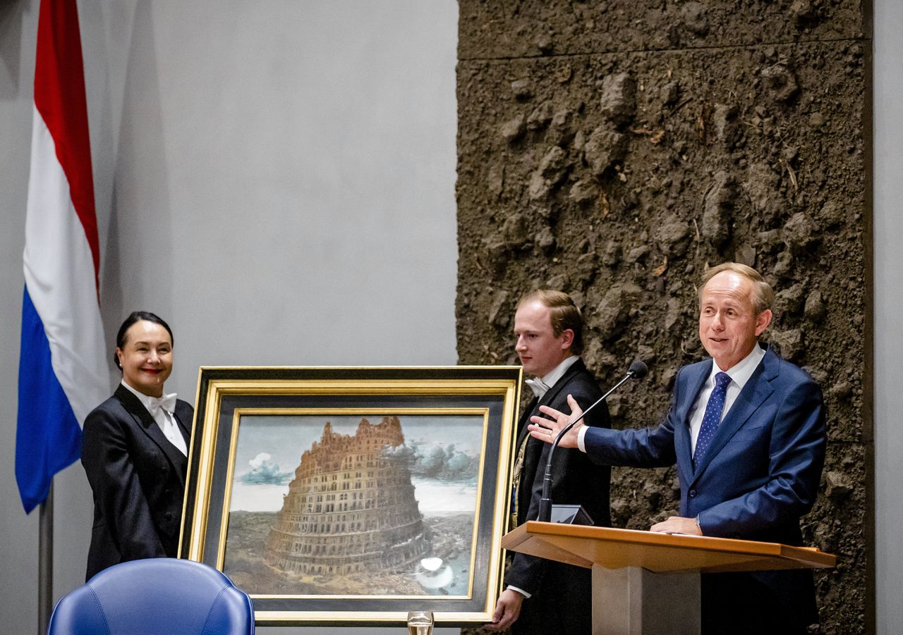 Kamerbodes brachten vorig jaar een door Kees van der Staaij geregelde replica van het schilderij De Toren van Babel binnen tijdens de Algemene Politieke Beschouwingen.