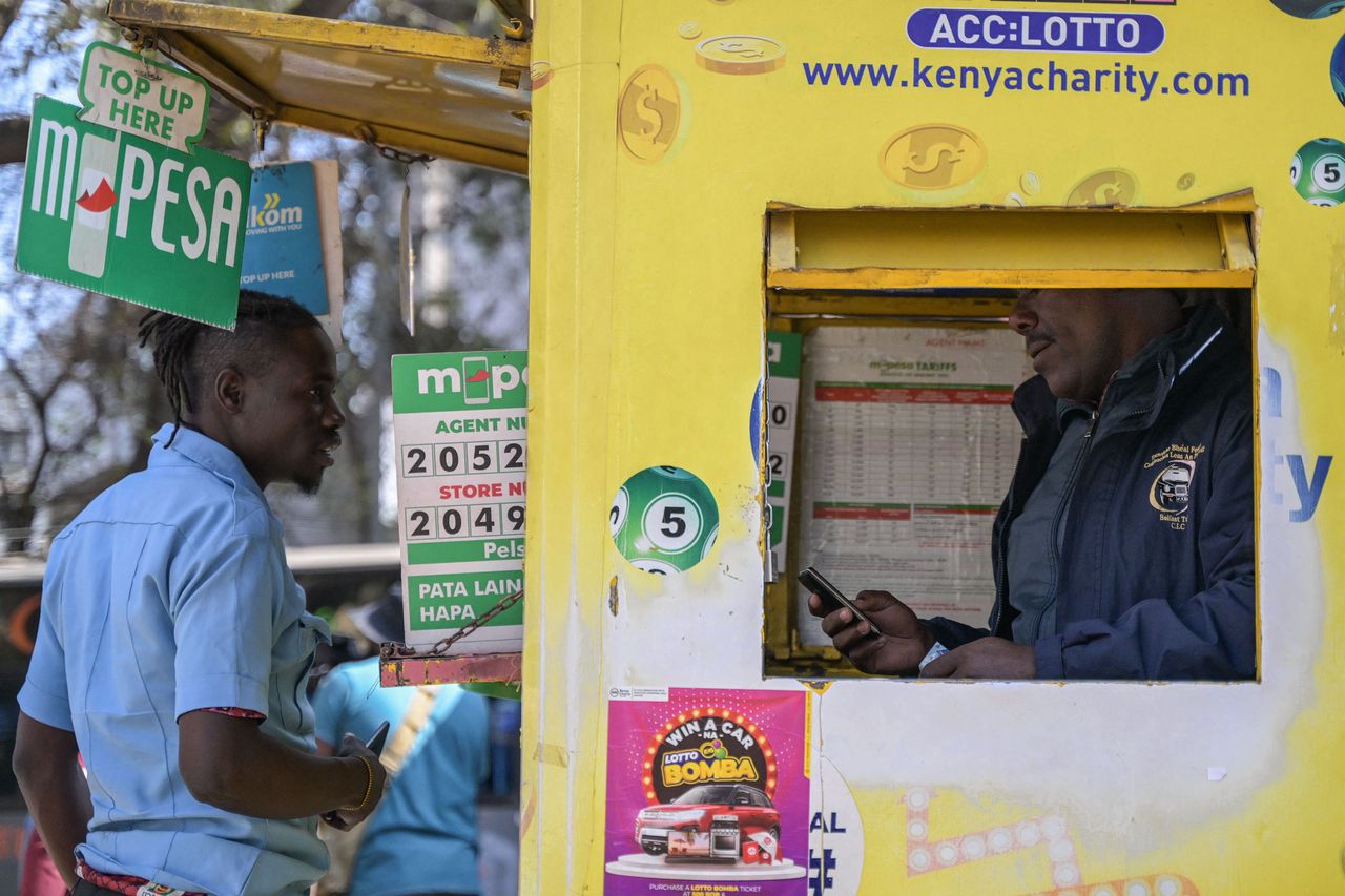 Gebruikers van M-Pesa kunnen hun contanten omzetten naar krediet op de app bij wisselwinkeltjes, die in elke winkelstraat in het land te vinden zijn.