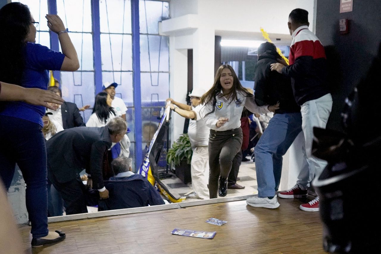 Mensen zoeken dekking in een schoolgebouw, waarbuiten voor de deur het vuur is geopend op de presidentskandidaat Fernando Villavicencio. Met meerdere schotwonden, onder meer in het hoofd, zou hij nog naar een kliniek gebracht worden, waar hij woensdagavond overleed.