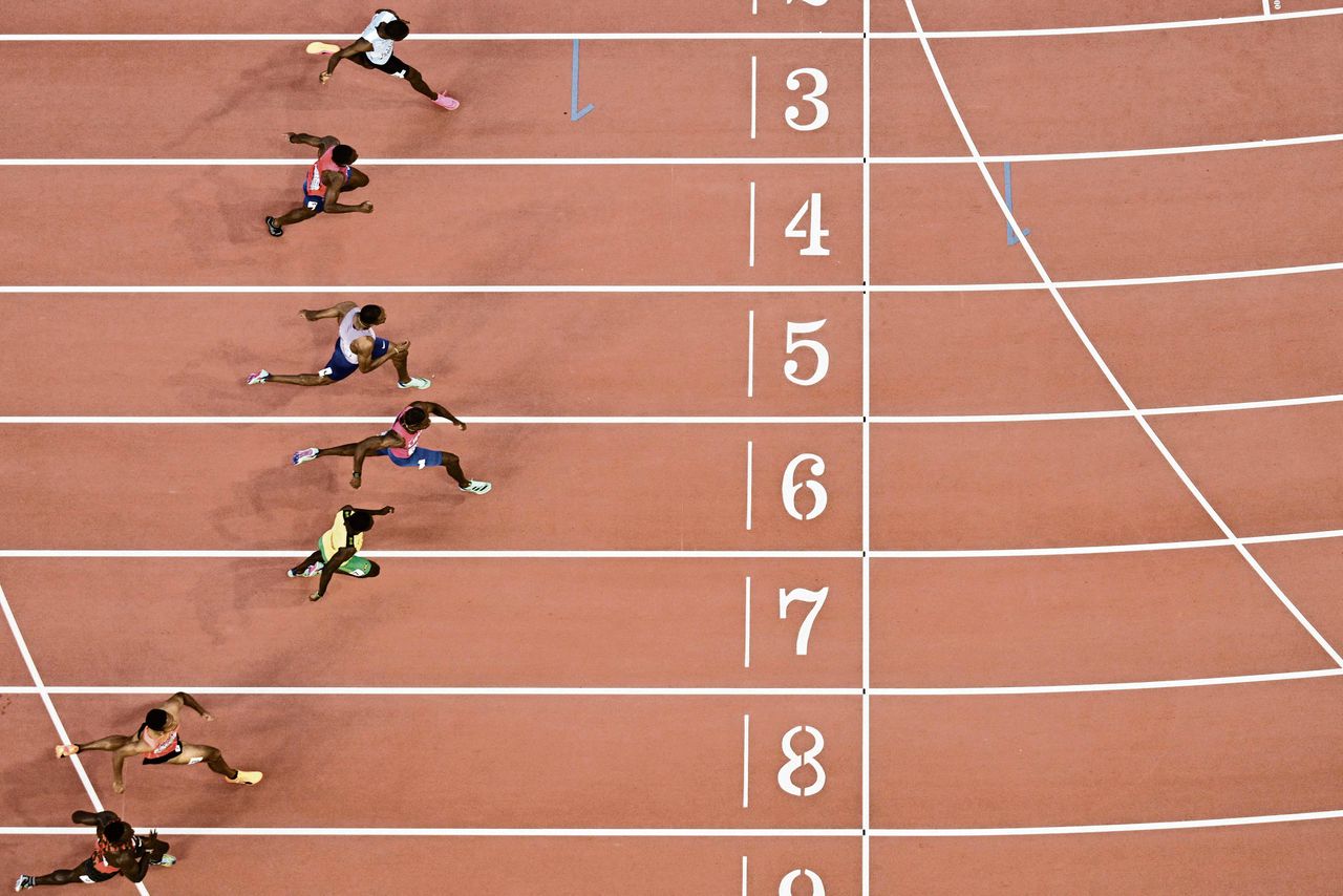 Noah Lyles (m) wint de 100 meter na een sterk tweede deel van zijn race.