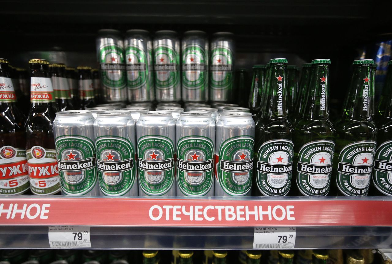 Blikjes en flesjes Heineken in een supermarkt in Moskou.