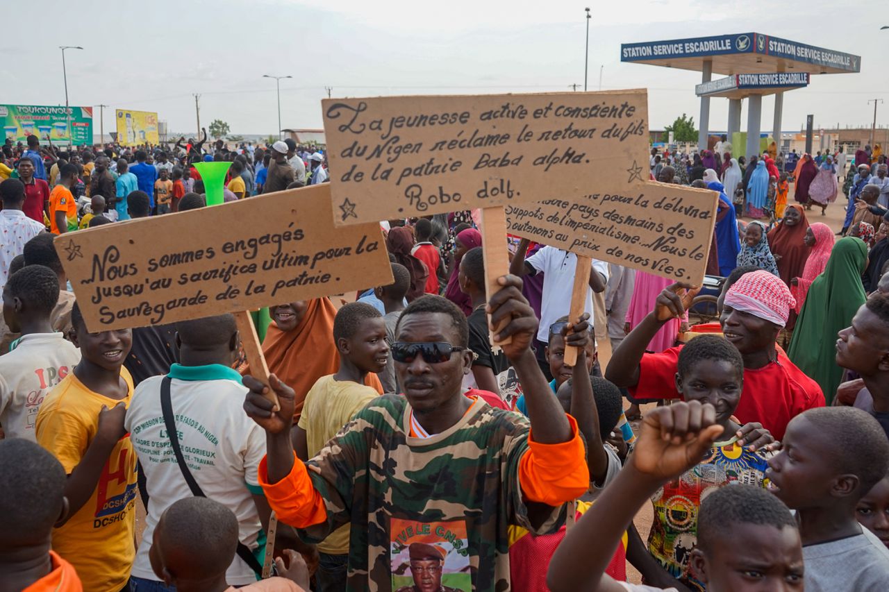 Een protest van aanhangers van de junta bij de Franse ambassade in Niger.