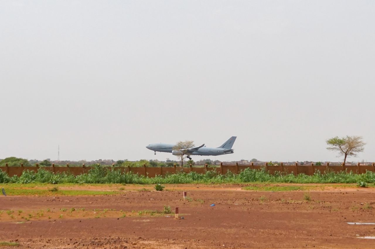 Frans evacuatietoestel bij de internationale luchthaven Diori Hamani in Niger.