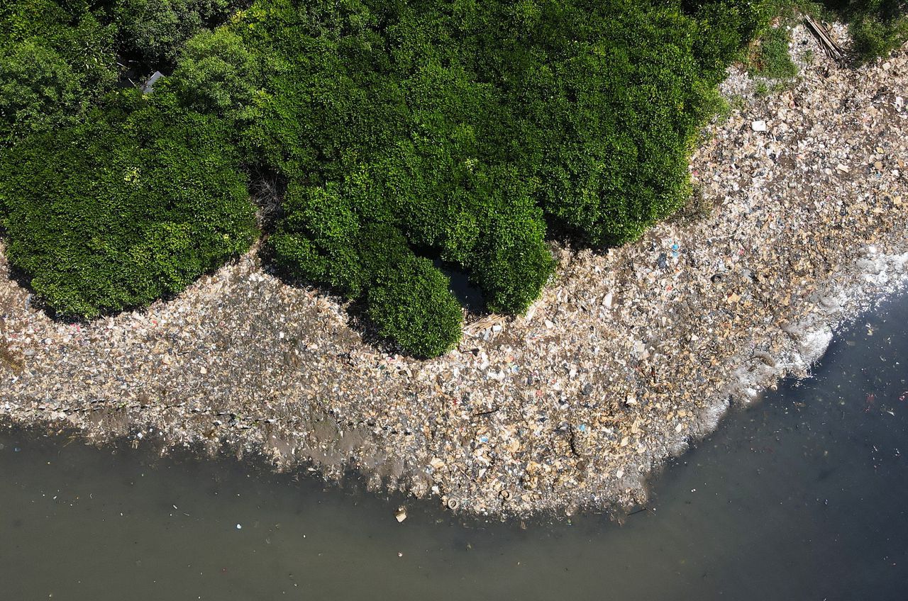 De helft van het plastic in de oceanen komt daar terecht via rivieren en de kust. De andere helft via de visserij.