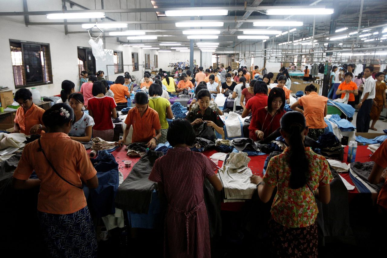 Een kledingfabriek in het Hlaing Tar Yar-district in de grootste stad van Myanmar, Yangon.