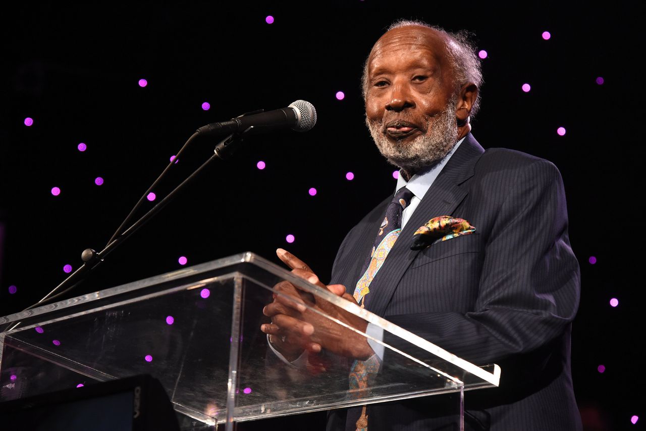 Clarence Avant neemt in 2019 een 'Industry Icons Award' in ontvangst.