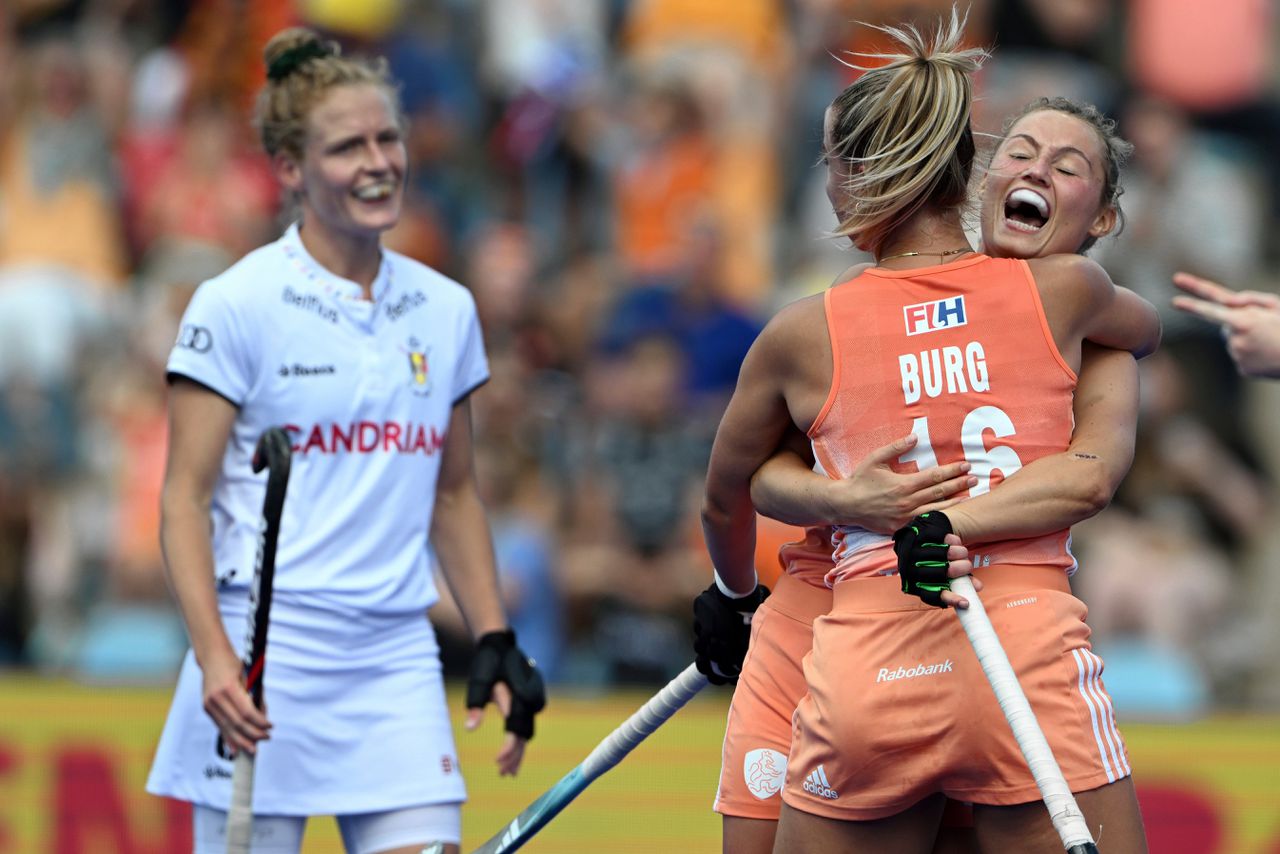 Joosje Burg heeft de 3-1 gemaakt in de EK-finale tegen België en wordt omhelsd door Marijn Veen, de maker van de 1-0.