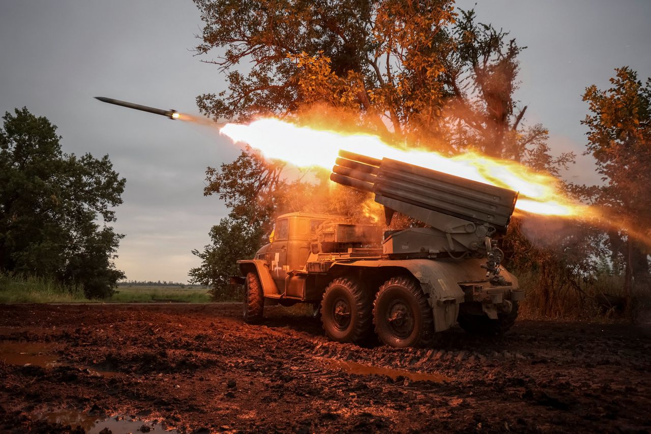 Oekraïense militairen vuren raketten af op Russische troepen in de regio Donetsk.