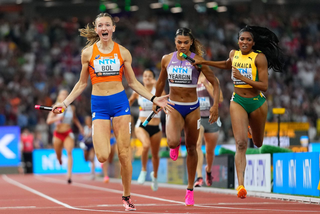 Femke Bol komt als eerste over de finish.