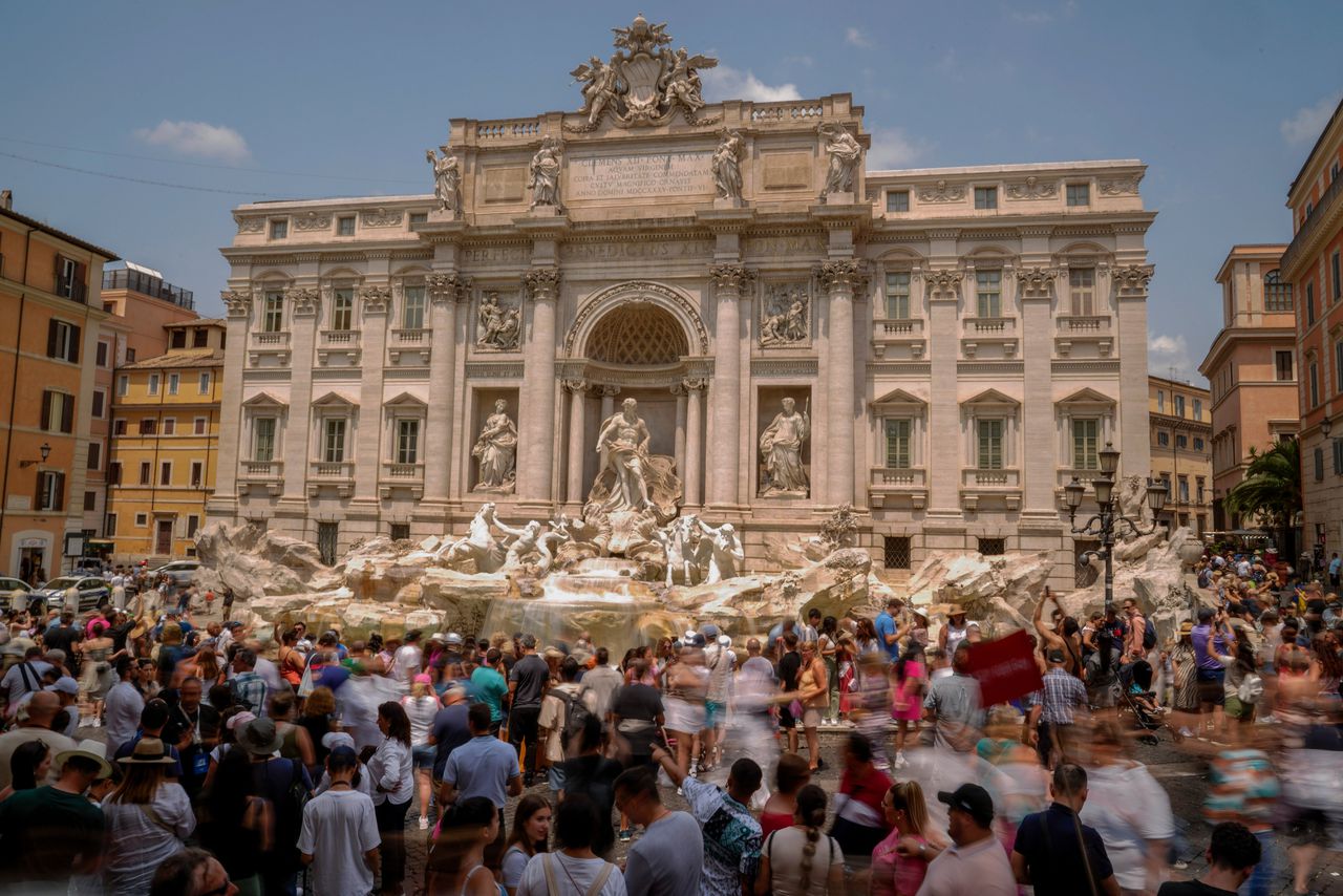 Toeristen eind juni bij de Trevifontein in Rome.