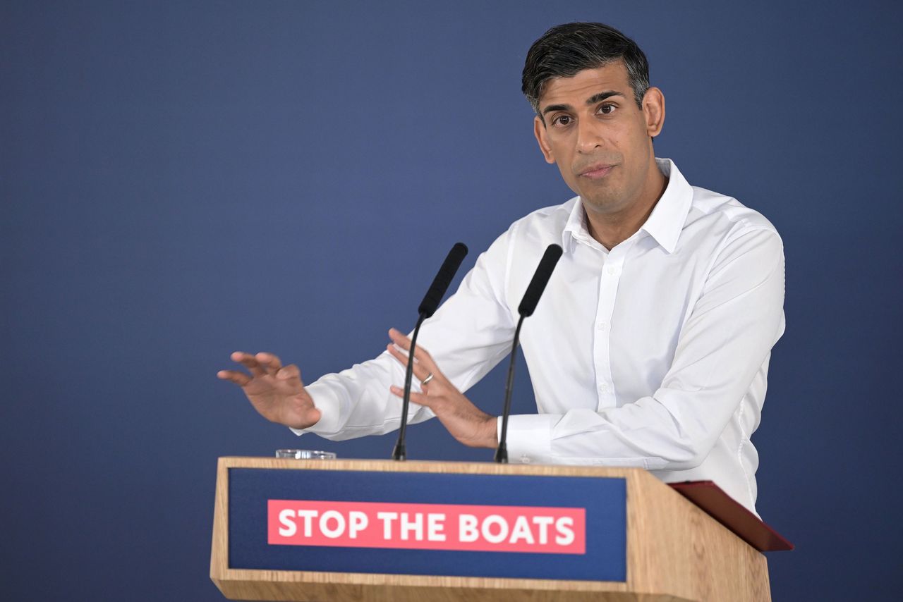 De Britse premier Rishi Sunak voert een zeer streng immigratiebeleid, maar de twijfels groeien over de effectiviteit daarvan.