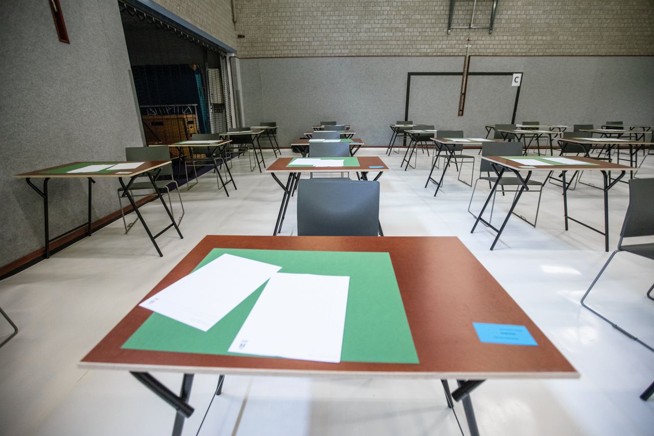 Eindexamens op een middelbare school in Hilversum. De school komt niet voor in dit verhaal.