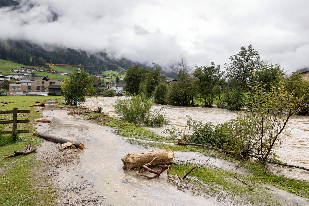 De Ruetz in het Tiroolse Neustift im Stubaital is een van de rivieren die door het noodweer buiten hun oevers traden.