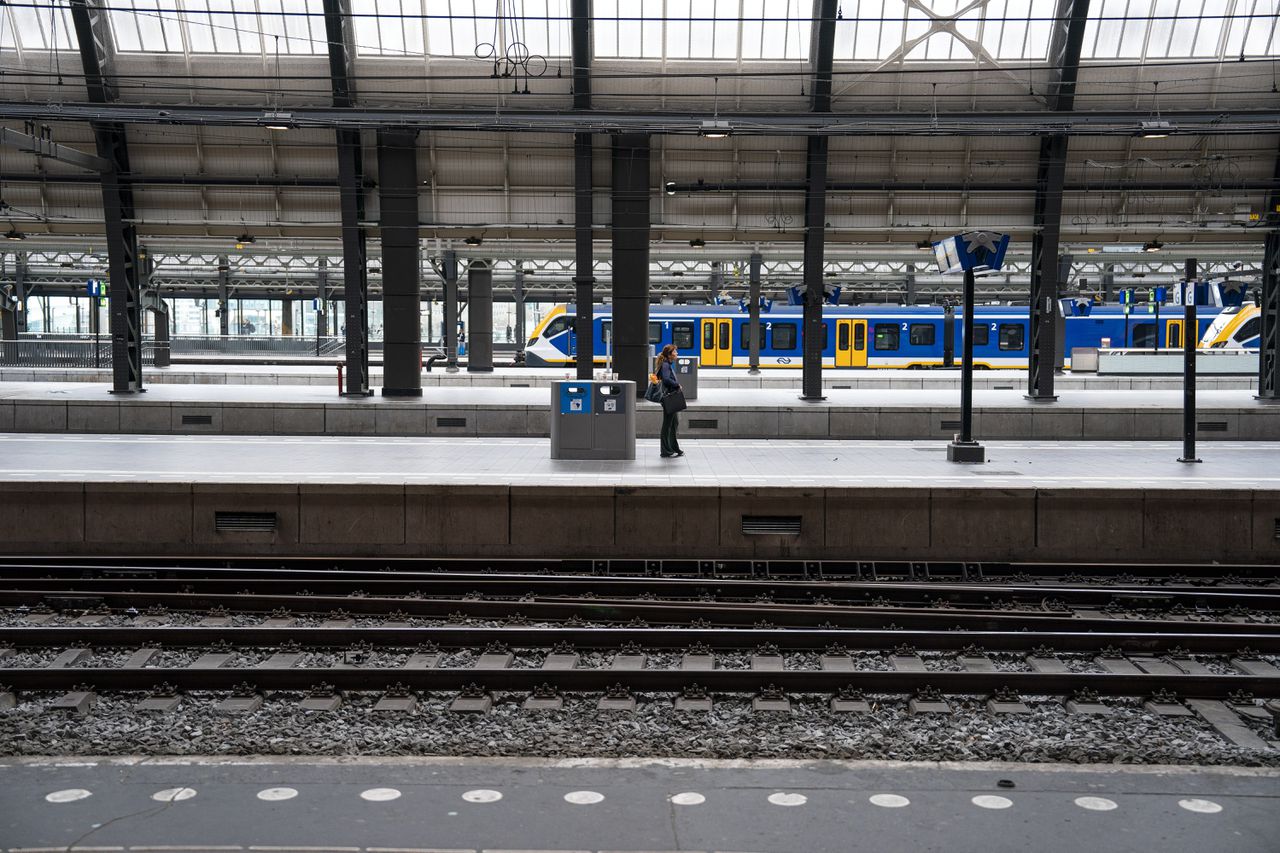 Lege perrons op Amsterdam Centraal, waar op 5 juni van dit jaar vanwege een IT-storing het treinverkeer stillag.