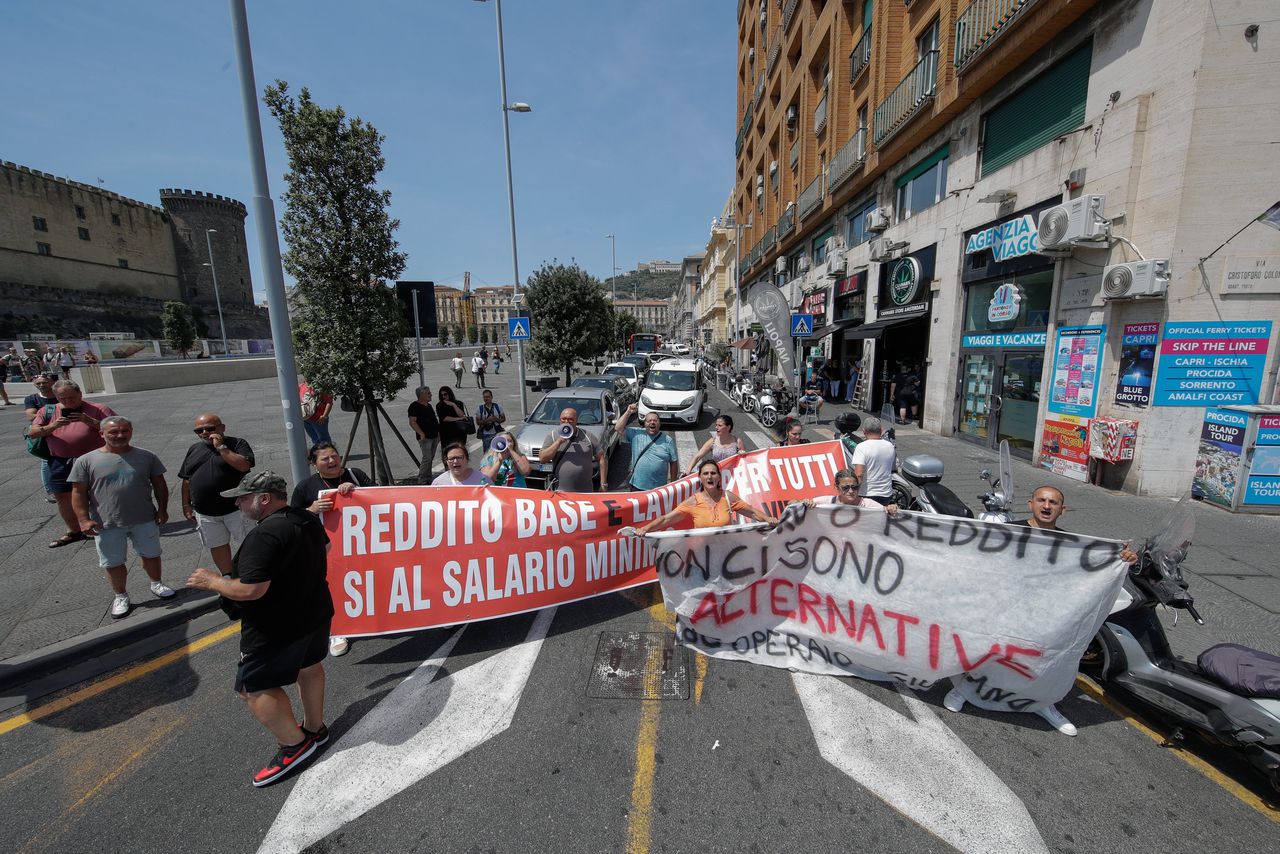 Demonstranten in Napels protesteren tegen de beëindiging van hun ‘burgerinkomen’.