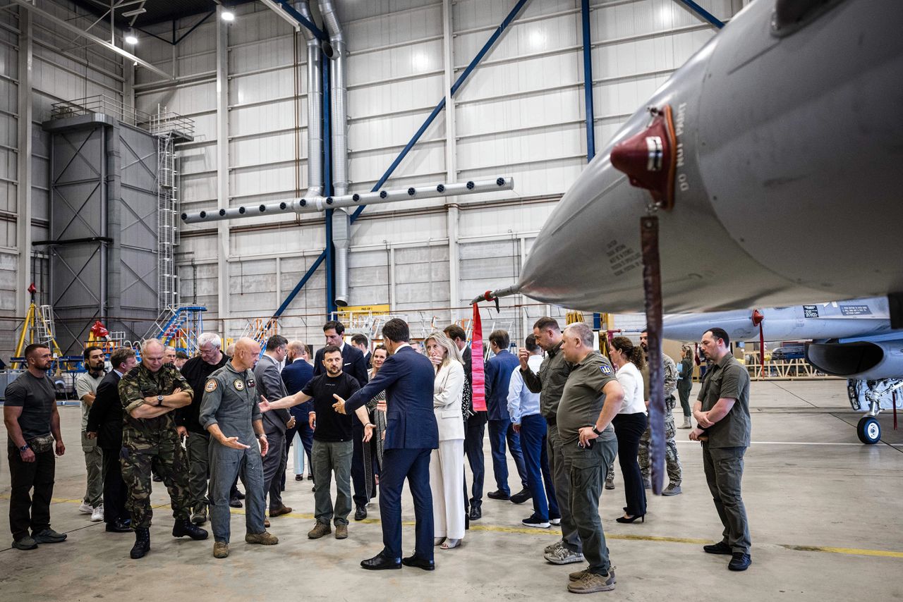 De Oekraïense president Volodymyr Zelensky bekijkt zondag de F-16’s in een hangar tijdens een bezoek aan Vliegbasis Eindhoven.