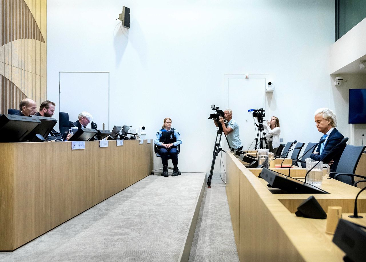 PVV-leider Geert Wilders wendde zich tijdens de strafzaak rechtstreeks tot de afwezige verdachte Khalid Latif: „Uw oproep is abject.”