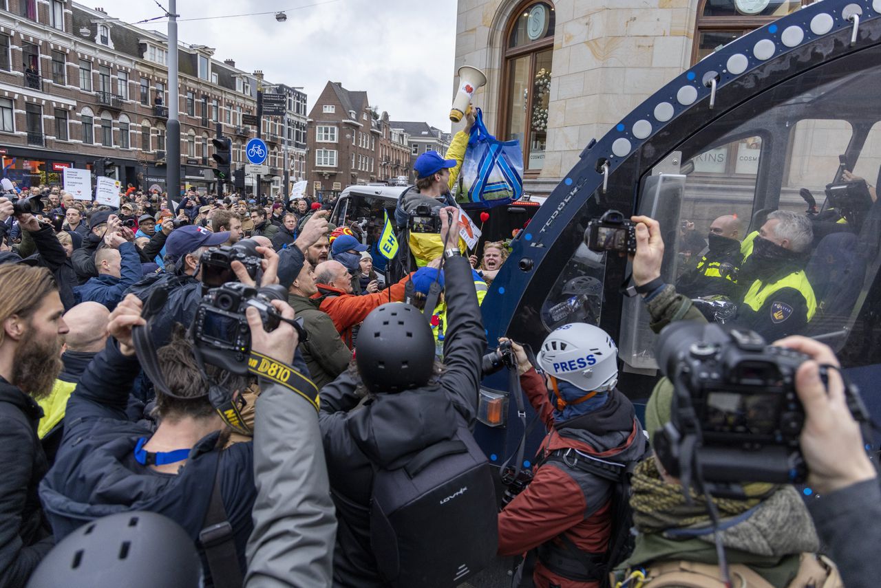 Deelnemers aan een verboden demonstratie tegen het coronabeleid op het Museumplein in Amsterdam in januari 2022.