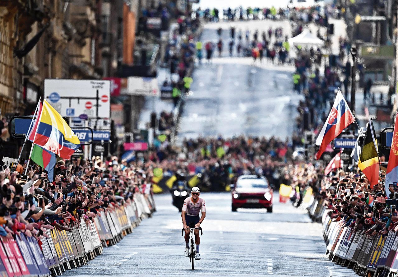 Mathieu van der Poel in zijn laatste meters voor de finish in Glasgow.