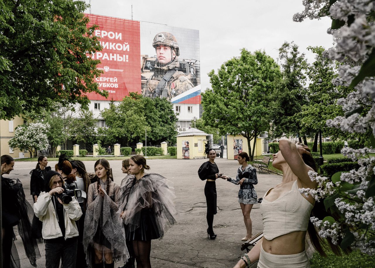 Propaganda voor het Russische leger met op de voorgrond een groep jonge vrouwen in Moskou.