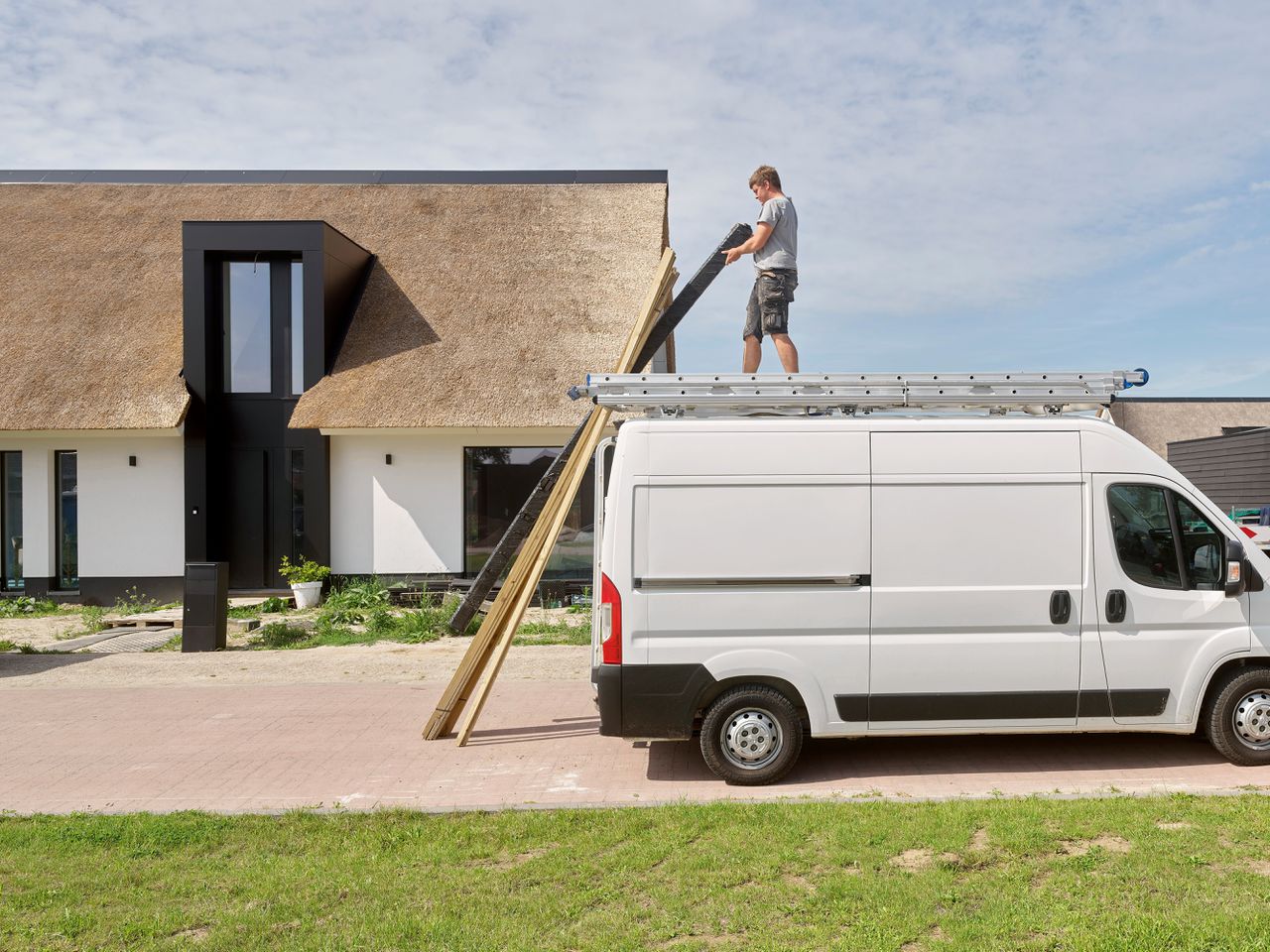 Het is in Zeeuws-Vlaanderen moeilijk aan personeel voor de bouw te komen, dus zoeken bedrijven over de grens.