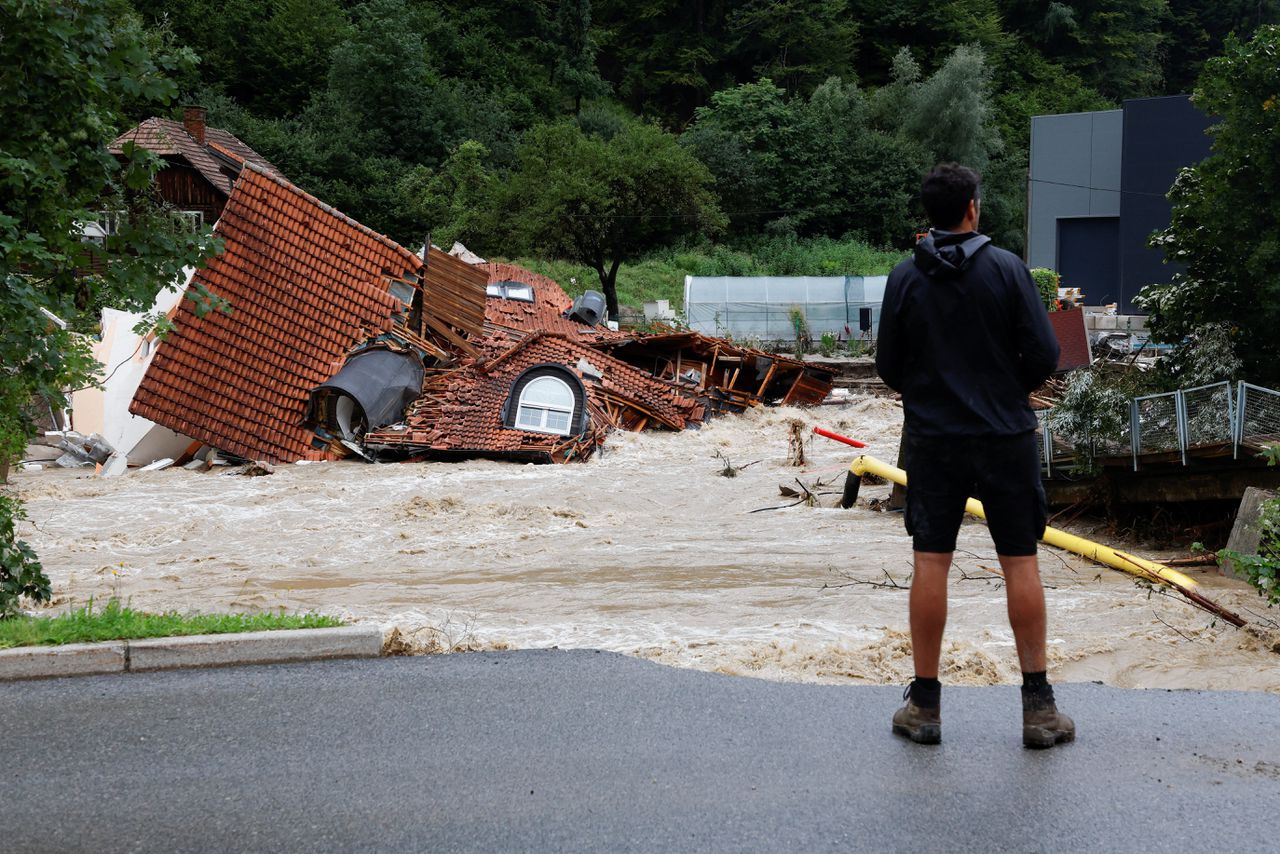 Een volledig verwoest huis in Prevalje, in het noorden van Slovenië. In dat bergachtige gebied was de regen het hevigst.